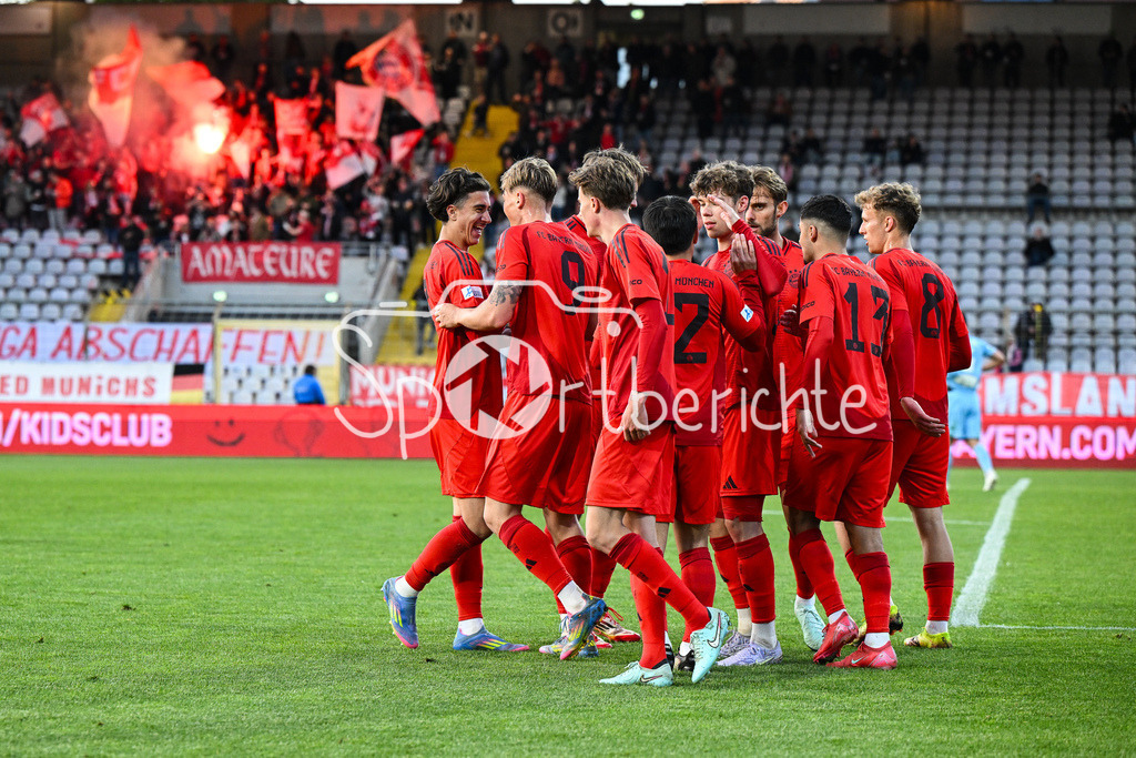 FC Bayern Amateure - Türkgücü München | Jubel der Bayern Amateure nach dem Treffer zum 5-0 durch Samuel UNSOELD (FC Bayern München II #9) / Tor / Torschuetze / Freude / Happy / Regionalliga Bayern: FC Bayern Muenchen II - Tuerkguecue Muenchen, Gruenwalder Stadion am 09.05.2025
