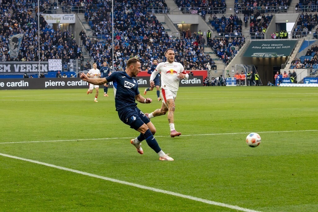 Fußball Bundesliga, Saison 2025/26, 10. Spieltag: TSG Hoffenheim gegen RB Leipzig | Fußball Bundesliga, Saison 2025/26, 10. Spieltag: TSG Hoffenheim gegen RB Leipzig***Bild: Vladimir Coufal (34, Hoffenheim) flankt den Ball in den Strafraum - Realisiert mit Pictrs.com