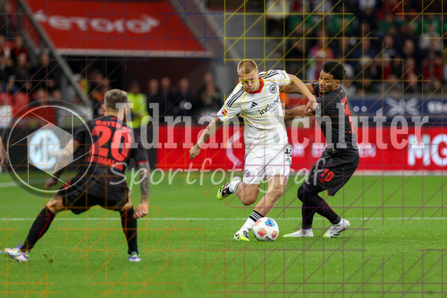 Bayer 04 Leverkusen vs Eintracht Frankfurt - Bundesliga  | Leverkusen, Deutschland, 12.09.25:   Rasmus Kristensen (Eintracht Frankfurt) und Malik Leon Tillmann (Bayer 04 Leverkusen) im Kampf um den Ball waehrend des Spiels der Bundesliga zwischen  Bayer 04 Leverkusen vs Eintracht Frankfurt in der BayArena(Foto von Brauer-Fotoagentur / Adrian Schlueter)