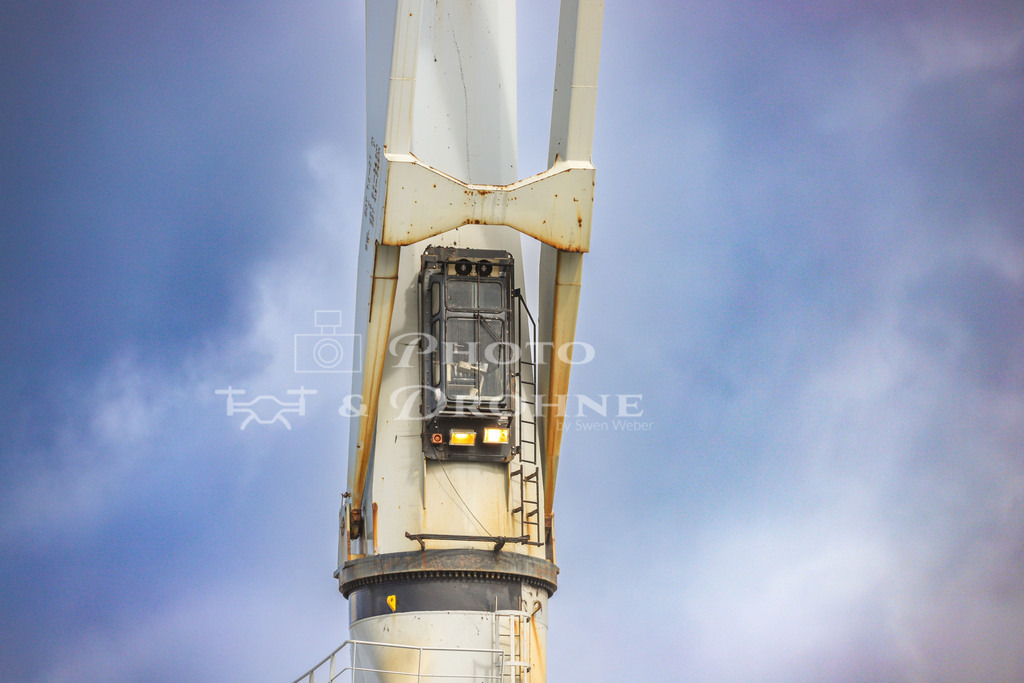Verladekran Rotterdam-0400 | Die Kanzel oder das Führerhaus für den Kranfahrer in einem Verladekran im Hafen von Rotterdam. - Realisiert mit Pictrs.com