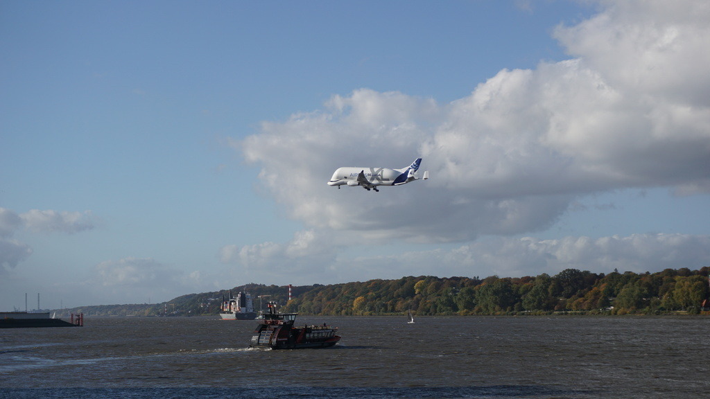 Airbus Beluga Hamburg Finkenwerder | Aibus Beluga im Landeanflug auf Flugzeugwerk in Finkenwerder über Elbe - Realisiert mit Pictrs.com