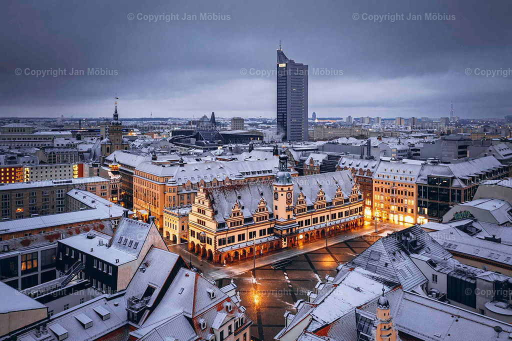 Leipzig von oben | Die Leipzig Skyline von oben ist ein echtes Highlight für Fotofans, Städtereisende und alle, die Leipzigs Kontraste zwischen Historie und Moderne schätzen – von City-Hochhäusern über Uni-Riese bis Völkerschlachtdenkmal und jede Menge Grün drumherum. - Realisiert mit Pictrs.com