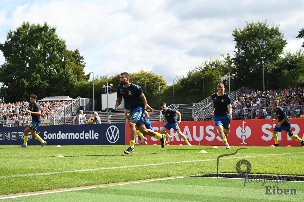 SV Atlas-Delmenhorst-Borussia Mönchengladbach | DFB-Pokal 1. Runde;SV Atlas Delmenhorst (gelb)-Borussia Mönchengladbach (schwarz) am 17.08.2025 in Oldenburg (Marschweg-Stadion), Photo: Philip Eiben 2025 - Realisiert mit Pictrs.com