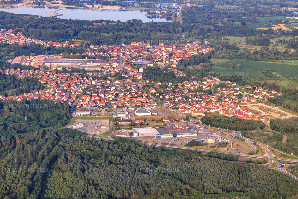 Aerial view: View of the town from the west in Seltz in the state Bas-Rhin, France. – Photo: IMG_30612.jpg taken on 07/09/2010 by Werner Riehm/FLY-FOTO.com – Resolution of the original: 4752 x 3168 px