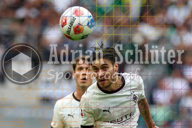 Borussia Mönchengladbach vs SV Werder Bremen - Bundesliga | Mönchengladbach, Deutschland, 14.09.25:   Kevin Diks (Borussia Mönchengladbach) in Aktion am Ball, Einzelaktion waehrend des Spiels der Bundesliga zwischen Borussia Mönchengladbach vs SV Werder Bremen im Stadion im Borussia Park(Foto von Brauer-Fotoagentur / Adrian Schlueter)