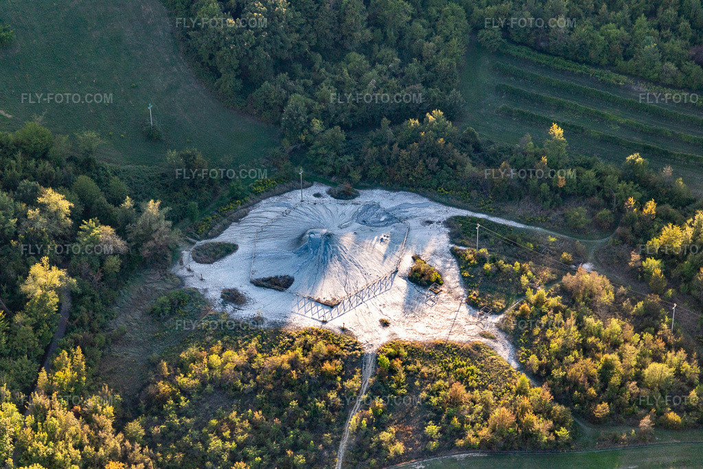 Aerial view: Salse di Nirano Riserva naturale Salse di Nirano in Fiorano Modenese in the state Modena, Italy. – Photo: IMG_134630.jpg taken on 09/19/2022 by Werner Riehm/FLY-FOTO.com – Resolution of the original: 5472 x 3648 px – Salse di Nirano - Italiano