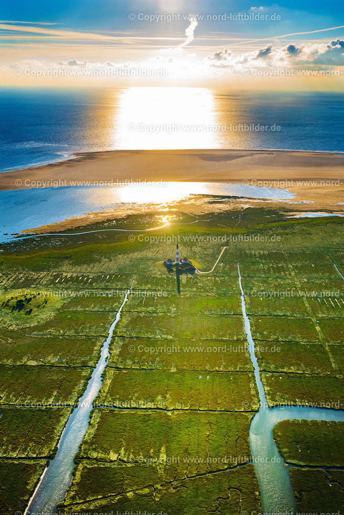 Westerheversand_Leuchtturm_ELS_5670060822 | WESTERHEVER 06.08.2022 Leuchtturm Westerheversand als historisches Seefahrtszeichen im Küstenbereich der Nordsee in Westerhever im Bundesland Schleswig-Holstein. // Lighthouse Westerheversand as a historic seafaring character in the coastal area of North Sea in Westerhever in the state Schleswig-Holstein. Foto: Martin Elsen