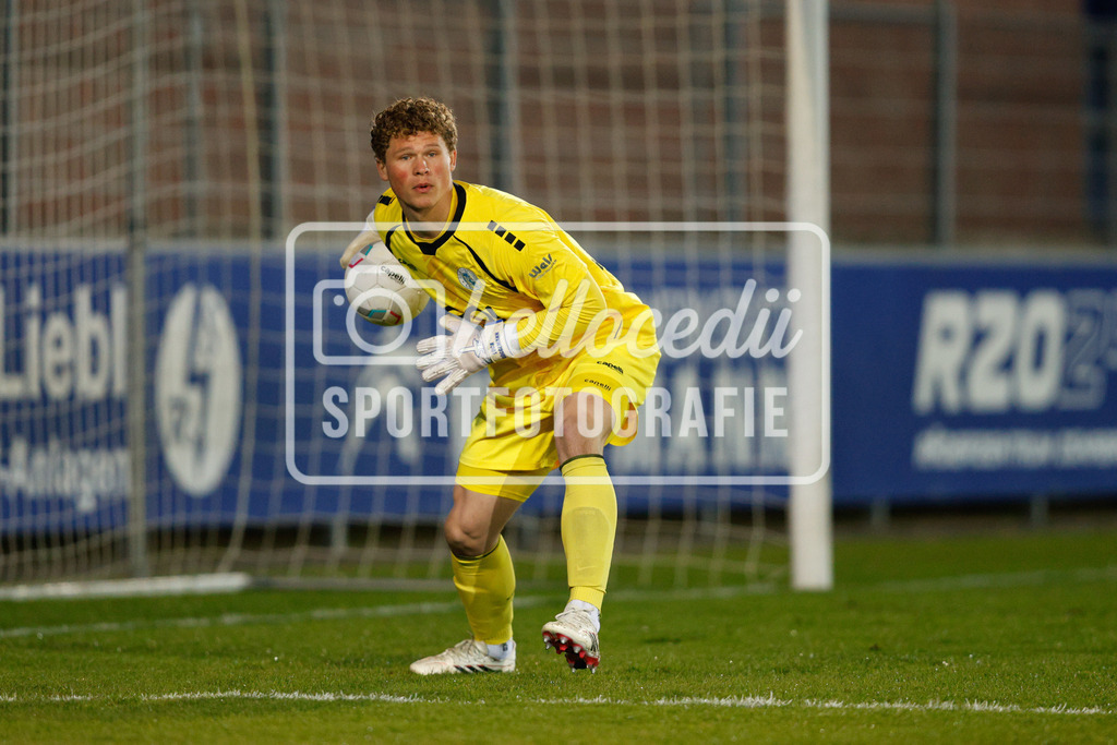 Fußball I Herren I Saison 2025-2026 I Krombacher Westfalenpokal I VfL Sportfreunde Lotte - FC Gütersloh-10 | Luca Böggemann (1, Sportfreunde Lotte) rollt den Ball zu einem Mitspieler - Realisiert mit Pictrs.com