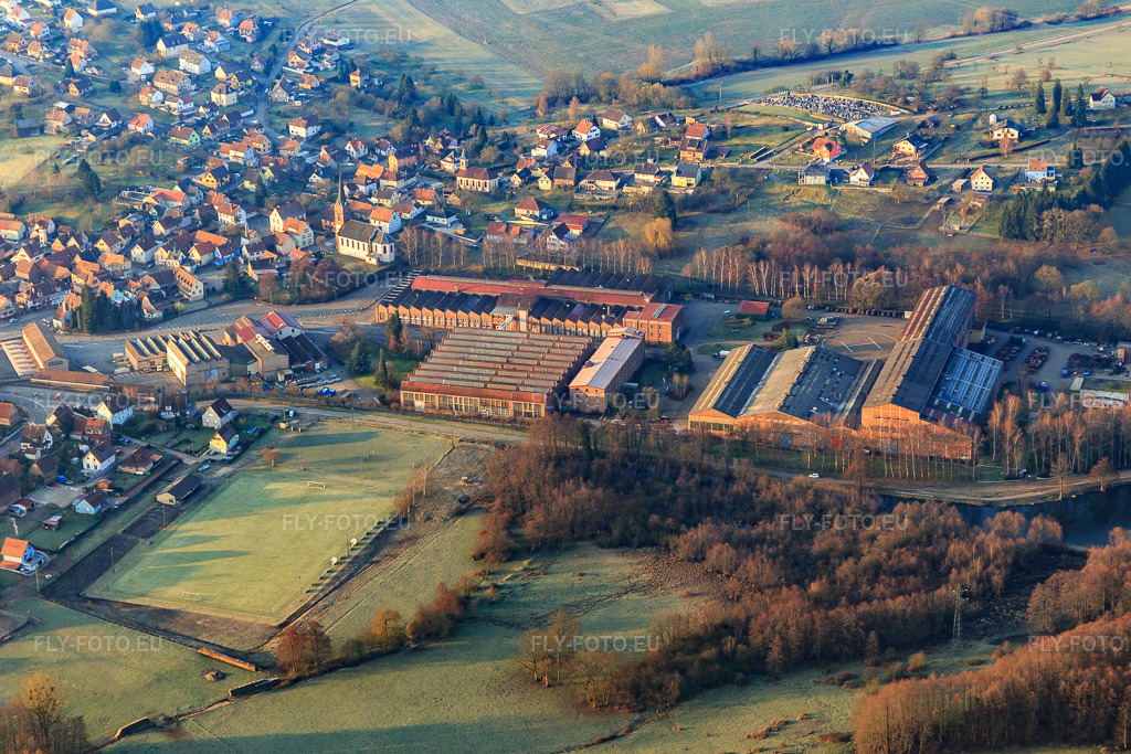 Vue aérienne: Les locaux de la société De Dietrich du nord-est à Zinswiller dans le département Bas Rhin, France – .Photo: IMG_105267.jpg prise le 25/03/2018 par Werner Riehm/FLY-FOTO.eu – Résolution de l'original: 5472 x 3648 px – De Dietrich Process Systems: Chemical Process Solutions and Services