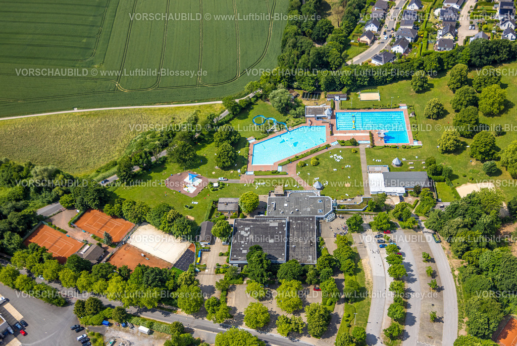 Heiligenhaus250601295 | Luftbild, Freibad und Hallenbad HeljensBAD mit Liegewiese, Tennisanlage des TC Blau-Weiss 02 Heiligenhaus e.V., Heiligenhaus, Ruhrgebiet, Nordrhein-Westfalen, Deutschland