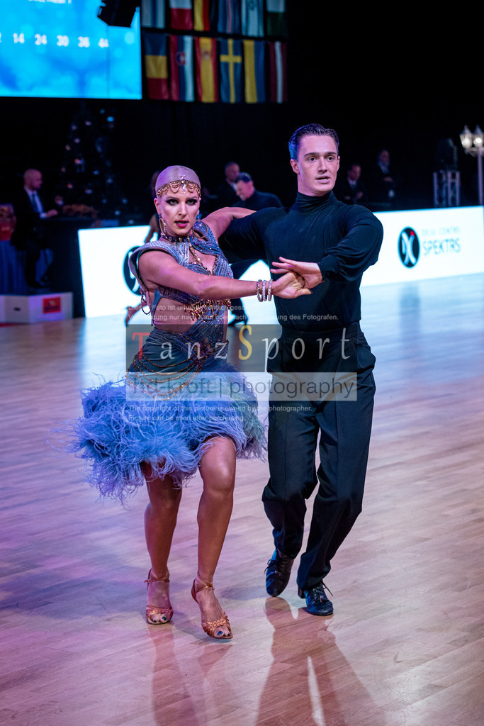 20251212_WDSF_World_Ch_Cup_RS-Lat_0915-2 | Tanzsportbilder, Standardtanz, Lateintanz, WDSF, DTV, LTVB, dancecomp, goc, hessen tanzt, blaues band der spree, walzer, tango, wiener walzer, slowfox, quickstepp, samba, rumba, cha-cha-cha, paso doble. jive, hd-kroft photography, turniertanzsport