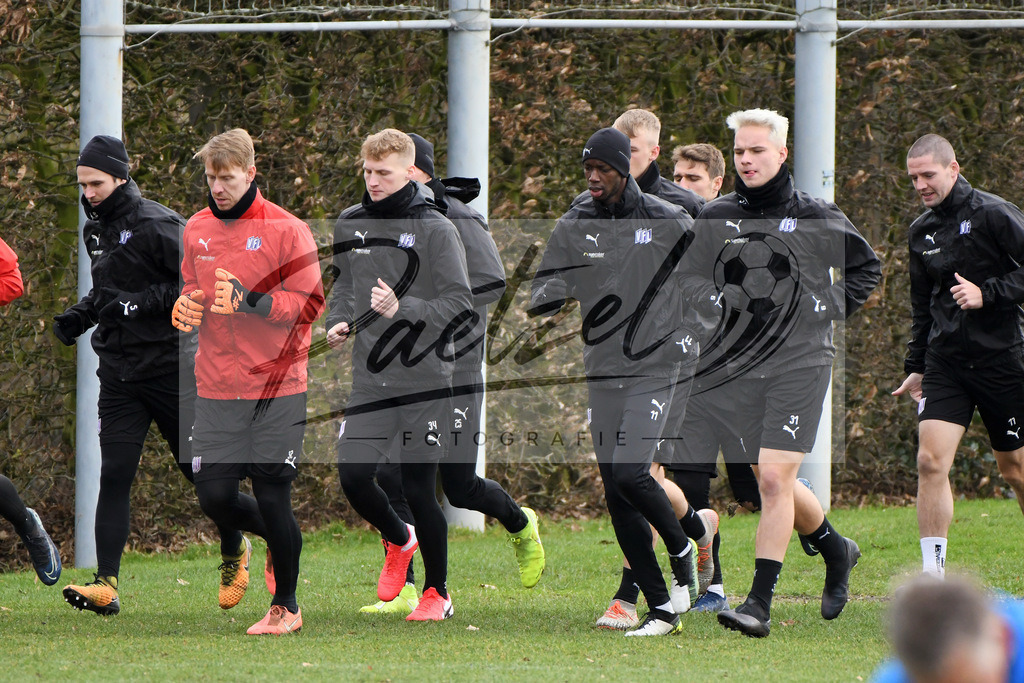 20200130_TRAOSN_0042 | Fußball, Herren: . Die Spieler vom VfL Osnabrueck waermen sich auf waehrend der Trainingseinheit des VfL Osnabrueck im Sportpark Illoshoehe am 30.01.2020 in Osnabrueck, Deutschland. - Realisiert mit Pictrs.com