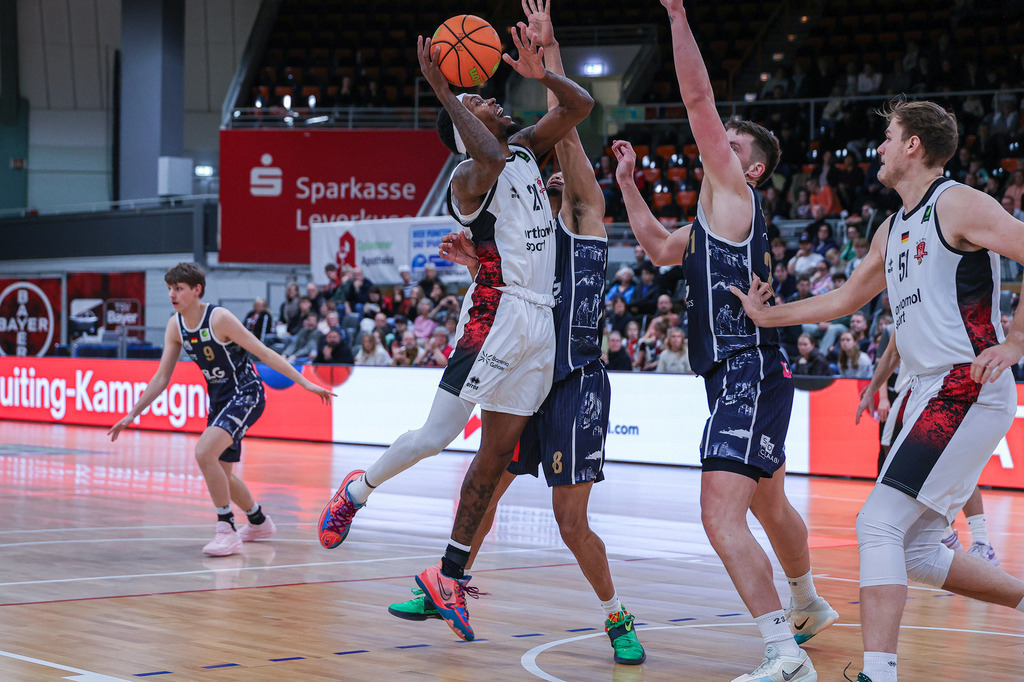 Pro A BAYER GIANTS vs Eisbären Bremerhaven-82 | Fotos von Basketballspielen aus dem Raum NRW fotografiert von Gero Mueller-Laschet und Daniel Schaefer - Realisiert mit Pictrs.com
