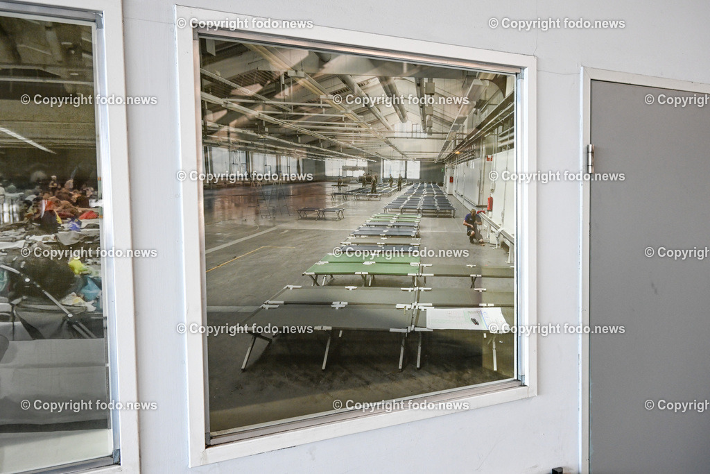 PVZ_ Postverteilerzentrum Linz_ Asylunterkunft_ 21.03.2023-40 | 21.03.20123, Postcity, PVZ, AUT, Postverteilerzentrum Linz, Asylunterkunft, im Bild Rotes Kreuz, Asylunterkunft wird geraeumt, Lager, Schlafstelle, Halle