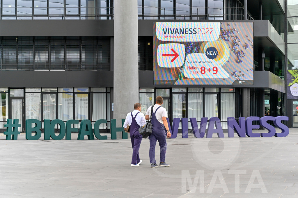 _DW03312 | Das Herz der internationalen Bio-Branche schlug vom 26.–29.07.2022 für vier Tage in Nürnberg. Die BIOFACH, Weltleitmesse für Bio-Lebensmittel, und die VIVANESS, Internationale Fachmesse für Naturkosmetik, meldet sich mit der einmaligen „Summer Edition“ zurück. Groß war die Wiedersehensfreude der über 24.000 Fachbesucher aus 137 Ländern. Im Fokus: Der persönliche Austausch, Networking und vertiefte Gespräche zu den Themen der Zeit. Aber auch: Neuheiten und Trends entdecken und eintauchen mit allen Sinnen in die Produktvielfalt der 2.276 Aussteller aus 94 Ländern. Nürnberg, 29.07.2022 - Realisiert mit Pictrs.com