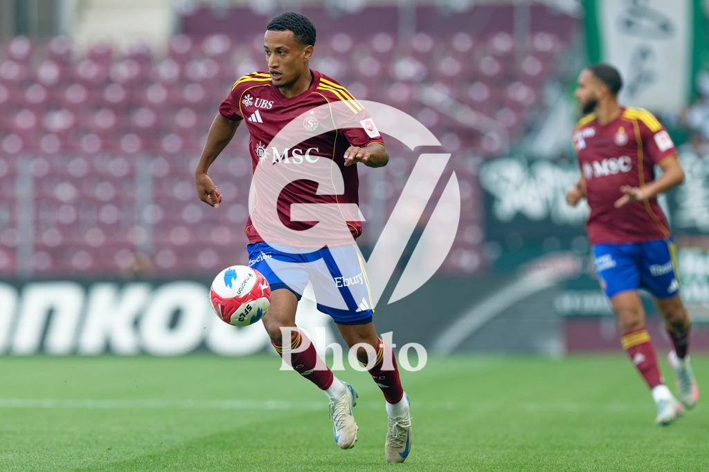 Brack Super League - Servette FC v FC Saint-Gall | Lilian Njoh (14 Servette FC) controls the ball (action) during the Brack Super League match between Servette FC and FC Saint-Gall at Stade de Geneve in Geneva, Switzerland
