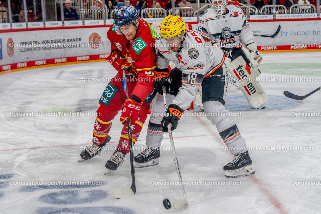 KKU06122401078 | 06.12.2024, xkkux, Düsseldorf, Eishockey, Penny DEL, PSD-BANK Dome, Düsseldorfer EG - Löwen Frankfurt: Tyler Gaudet (DEG #93) gegen Markus Lauridsen (FRA #18)