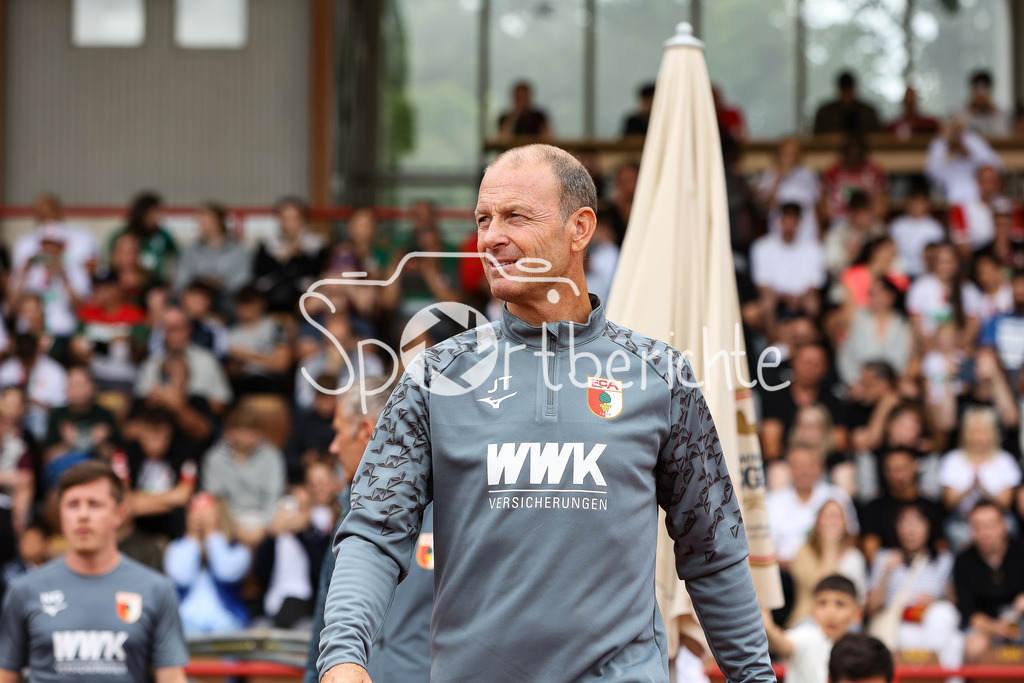 FC Augsburg - TSV Schwaben Augsburg | FC Augsburg Trainer Jess THORUP in Aktion / Freisteller / Einzelfoto