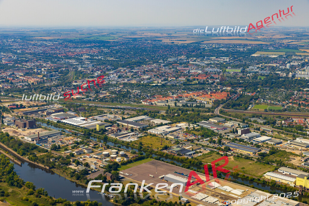 Luftaufnahme Industriehafen Magdeburg - Die Luftaufnahme wurde 2025 vom UL-Flugzeug heraus erstellt ( ohne Drohne ) - Hochauflösende Luftaufnahme - für professionelle Ausdrucke geeignet. Die Geschenkidee !Mit Lizenz und Bildrechte bestellbar