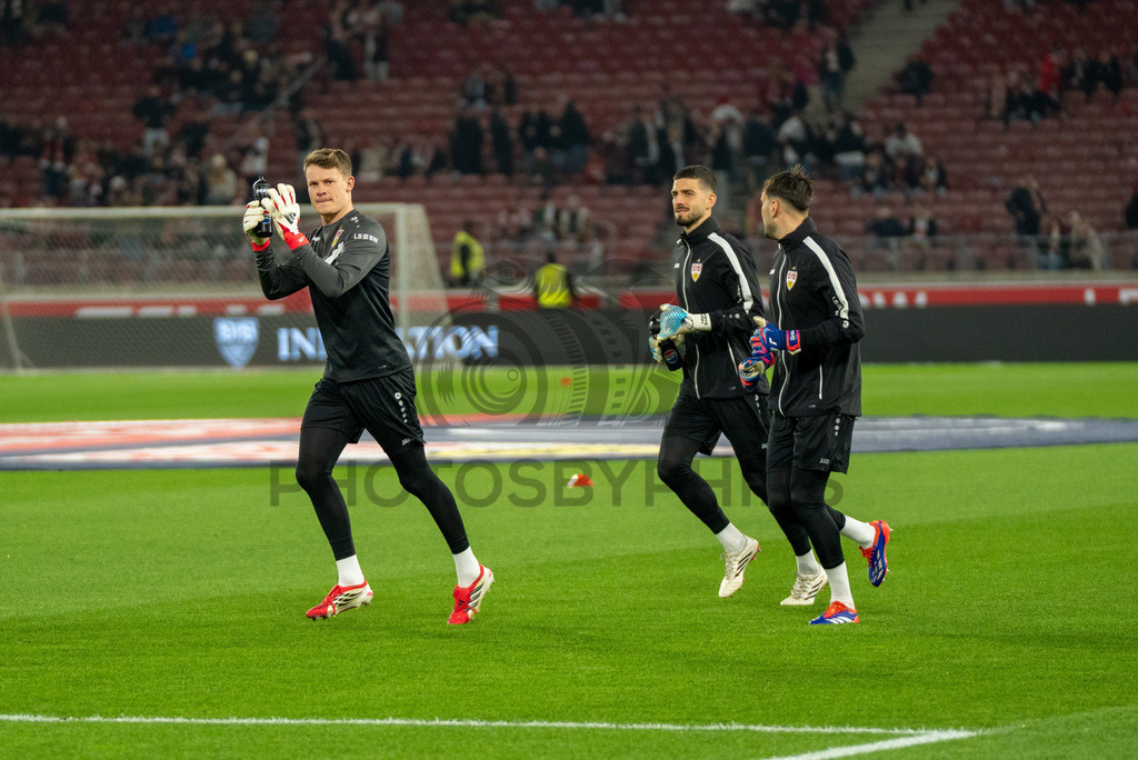 VfB Stuttgart vs. RB Leipzig, Fussball, 1. Bundesliga, 26. Spieltag, 15.03.2026 | Alexander Nuebel (VfB Stuttgart, #33) mit Fabian Bredlow (VfB Stuttgart, #01) und Stefan Drljaca (VfB Stuttgart, #21),VfB Stuttgart vs. RB Leipzig, Fussball, 1. Bundesliga, 26. Spieltag, 15.03.2026Foto: photosbyphips/Philip Ziegler