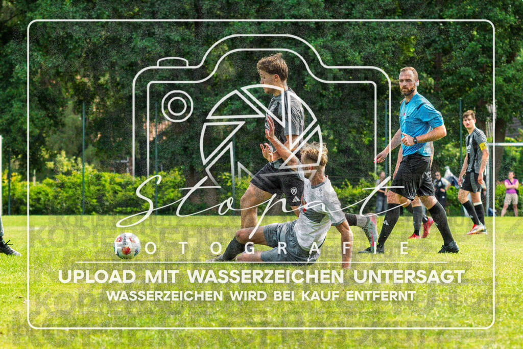 Kreisliga Herren HK - FG Fulde-Stellichte vs. Heidmark | v.l Adam Jarkas (FG Fulde-Stellichte #17), Philip Bennet Engelke (Heidmark #13); Kreisliga Herren HK - FG Fulde-Stellichte vs. Heidmark am 16.08.26 in Lehrdestadion, Stellichte - Realisiert mit Pictrs.com