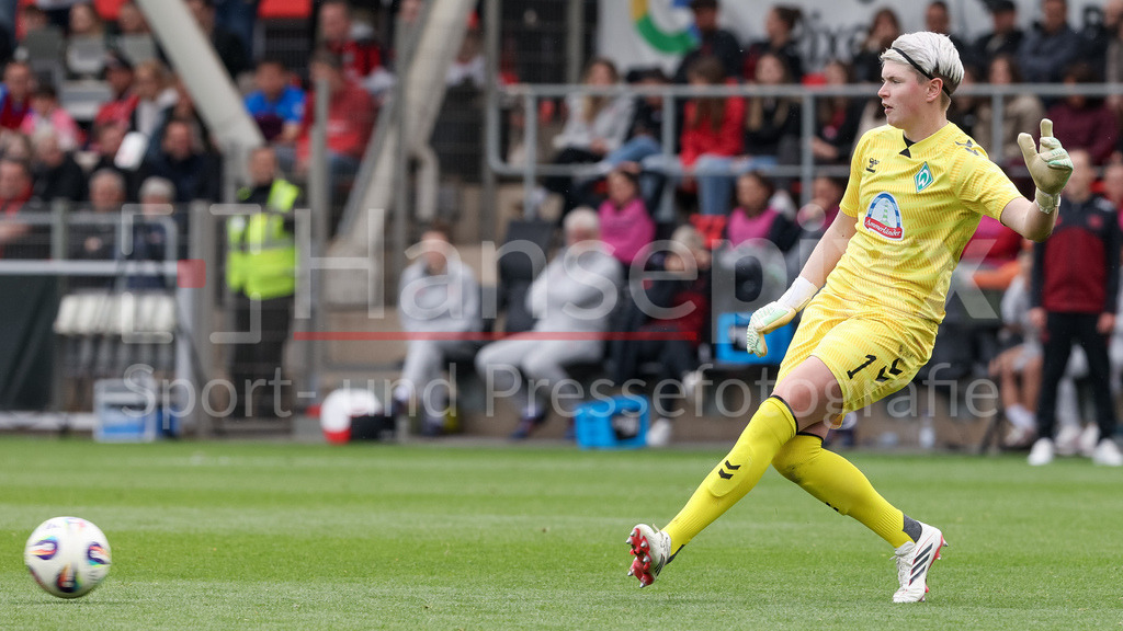 Fussball, Google Pixel Frauen-Bundesliga, Bayer 04 Leverkusen - SV Werder Bremen | Vanessa Fischer (Torhüterin, Torwart, SV Werder Bremen, 1) am Ball, Freisteller, Einzelbild, Ganzkörper, Aktion, Action, Spielszene, DIE DFB-RICHTLINIEN UNTERSAGEN JEGLICHE NUTZUNG VON FOTOS ALS SEQUENZBILDER UND/ODER VIDEOÄHNLICHE FOTOSTRECKEN. DFB REGULATIONS PROHIBIT ANY USE OF PHOTOGRAPHS AS IMAGE SEQUENCES AND/OR QUASI-VIDEO.