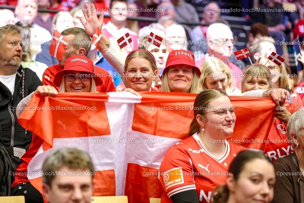 EHF16012602009 | 16.01.2026, Handball, Men's EHF EURO 2026, Dänemark - Nordmazedonien, Jyske Bank Boxen in Herning, Dänemark, Preliminary Round: Gute Laune bei den Fans der dänischen Nationalmannschaft. Die Handballfans freuen sich auf das Spiel in Herning, Feature Freude Fans Fan Zuschauer Besucher
