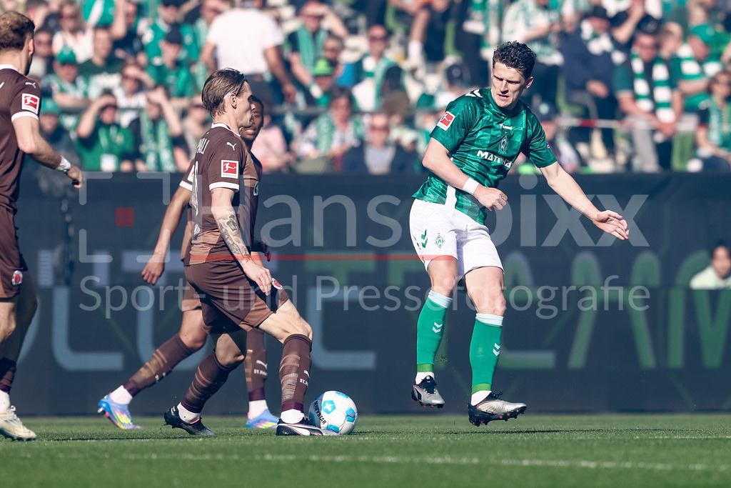 Fussball, Bundesliga, SV Werder Bremen - FC St. Pauli | v.li.: Eric Smith (FC St. Pauli, 8) und Jens Stage (SV Werder Bremen, 6) im Zweikampf, Duell, Dynamik, Aktion, Action, Spielszene, DIE DFL-RICHTLINIEN UNTERSAGEN JEGLICHE NUTZUNG VON FOTOS ALS SEQUENZBILDER UND/ODER VIDEOÄHNLICHE FOTOSTRECKEN. DFL REGULATIONS PROHIBIT ANY USE OF PHOTOGRAPHS AS IMAGE SEQUENCES AND/OR QUASI-VIDEO.