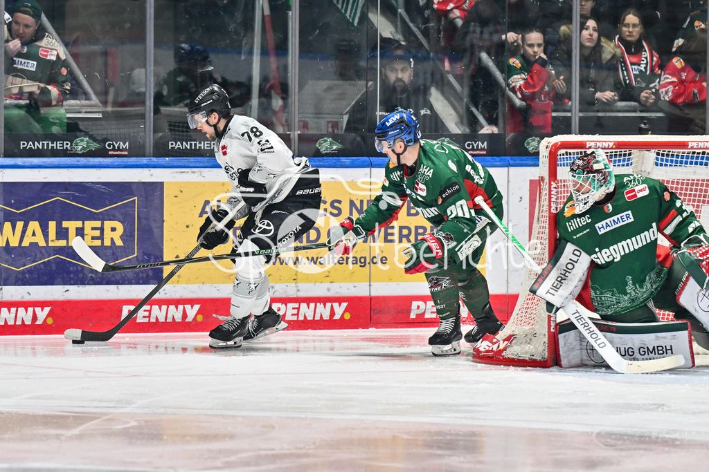 Augsburger Panther - Kölner Haie | AUGSBURG, GERMANY - 11. JANUARY: im Duell Dominik BOKK (Kölner Haie 78) und Cody KUNYK (Augsburger Panther 20) neben Michael GARTEIG (Augsburger Panther 34 während dem Match zwischen den Augsburger Panthern und den Kölner Haien am 39. Spieltag der penny DEL im Curt Frenzel Stadion