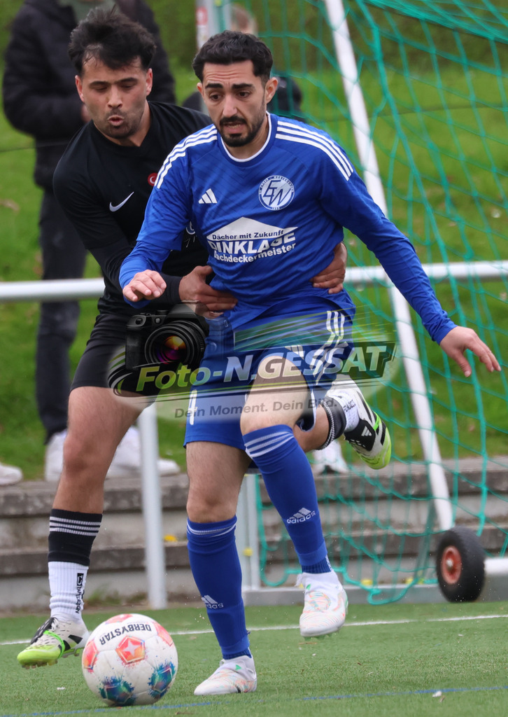 SV Enger-Westerenger - TSV Löhne | Auf dem Bild zu sehen: blau SV Enger-Westerenger: Ali Alali ; schwarz TSV Löhne: Hasib Ahmadi SV Enger-Westerenger, TSV Löhne, Saison 25/26, Kreisliga A, Enger, Deutschland - Realisiert mit Pictrs.com