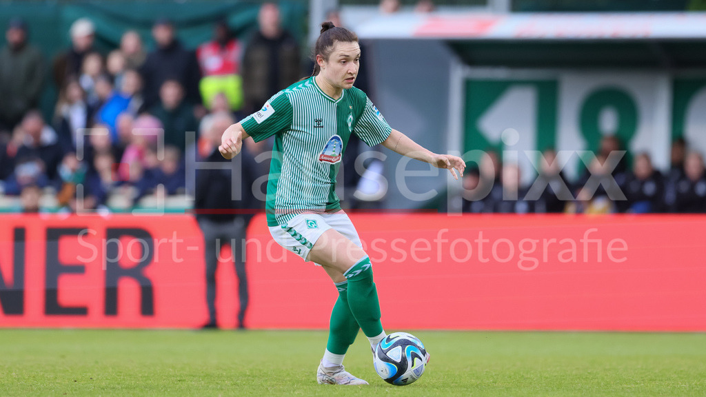 Fussball, Google Pixel Frauen-Bundesliga, SV Werder Bremen - MSV Duisburg | v.li.: Sophie Weidauer (SV Werder Bremen, 9) am Ball, Freisteller, Einzelbild, Ganzkörper, Aktion, Action, Spielszene, DIE DFB-RICHTLINIEN UNTERSAGEN JEGLICHE NUTZUNG VON FOTOS ALS SEQUENZBILDER UND/ODER VIDEOÄHNLICHE FOTOSTRECKEN. DFB REGULATIONS PROHIBIT ANY USE OF PHOTOGRAPHS AS IMAGE SEQUENCES AND/OR QUASI-VIDEO.