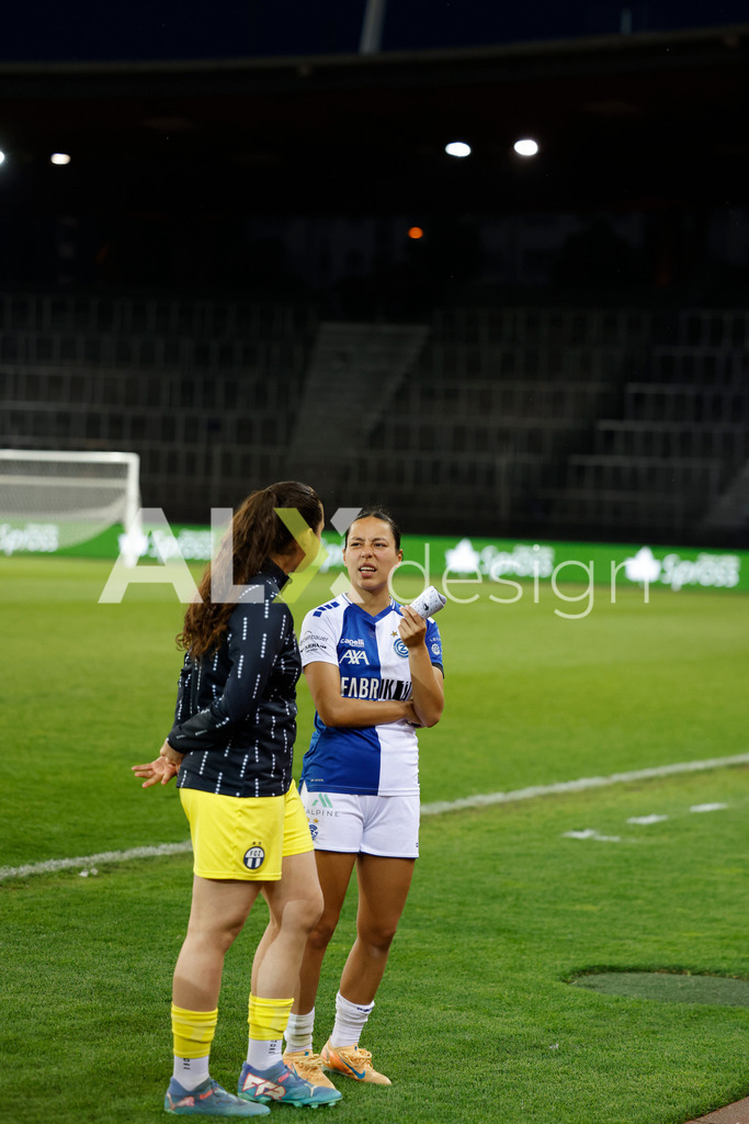 GC Zürich vs FC Zürich - AXA Women’s Super League Playoffs - Stadion Letzigrund | Players after the AXA Women’s Super League Playoffs quarter-final second leg between GC Zürich and FC Zürich at Stadion Letzigrund, Zurich, Switzerland. - Realisiert mit Pictrs.com