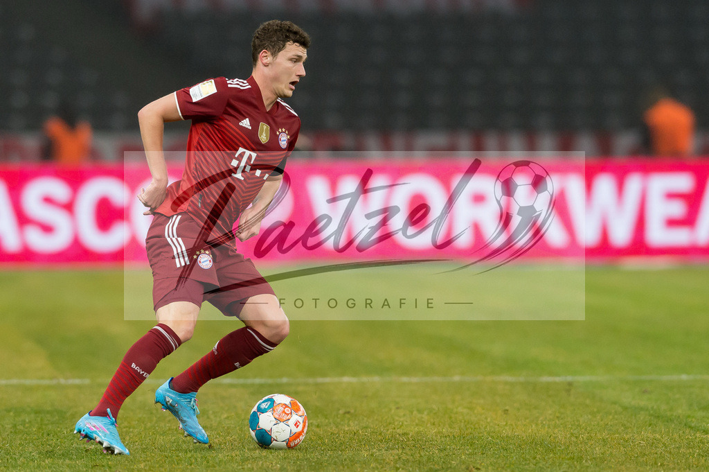 BSCFCB20220123_278 | Fussball, Herren: Benjamin Pavard (FC Bayern Muenchen) in Aktion, am Ball, Einzelaktion bei dem Spiel der 1. Bundesliga zwischen Hertha BSC und FC Bayern Muenchen im Olypiastadion am 23.01.2022 in Berlin, Deutschland.DFB / DFL REGULATIONS PROHIBIT ANY USE OF PHOTOGRAPHS AS IMAGE SEQUENCES AND/OR QUASI-VIDEO. - Realisiert mit Pictrs.com