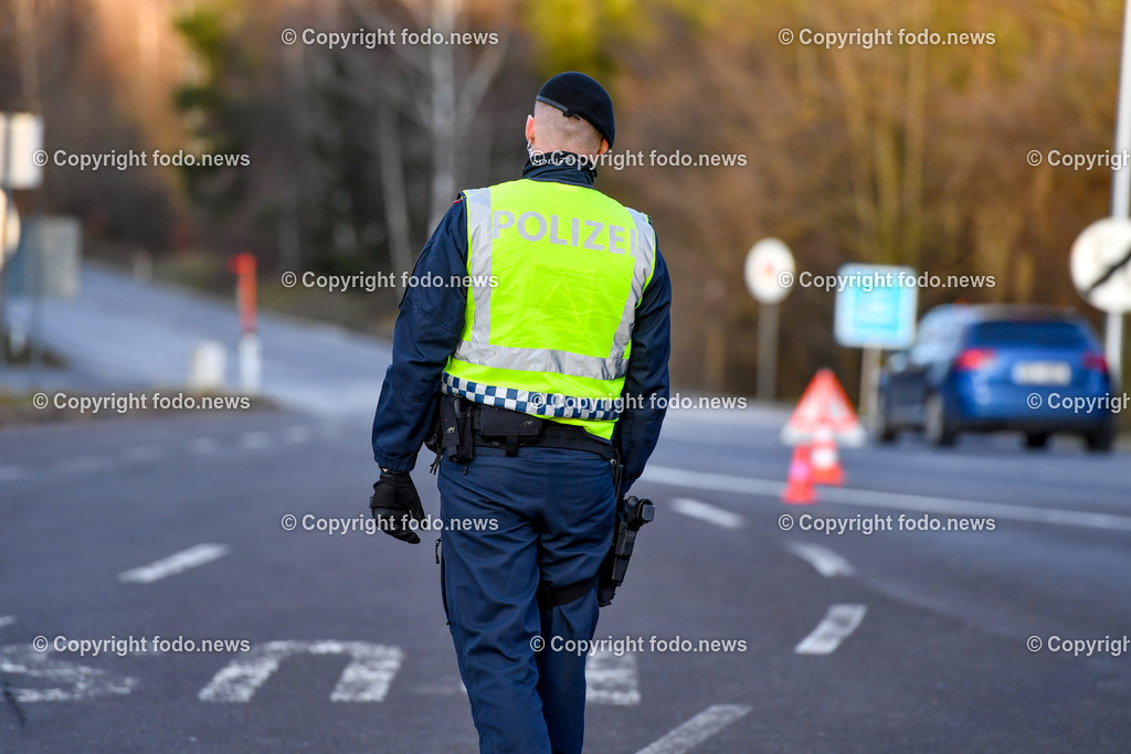 Polizei Grenzkontrolle_ 28.12.2022-7 | 28.12.2022, Weigetschlag Grenzuebergang, AUT, Polizei, Grenzkontrolle, im Bild Polizei, Kontrolle, Grenze, Oesterreich, Tschechien, Papiere