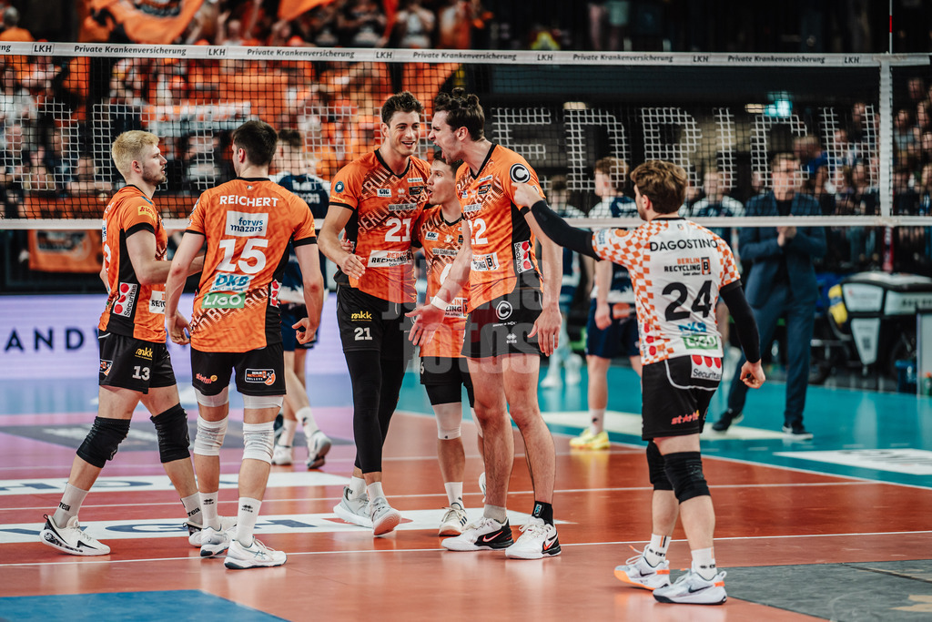 Volleyball | Herren | Saison 2024/2025 | 1. Volleyball Bundesliga Männer | Finale | SVG Lüneburg vs. BERLIN RECYCLING Volleys | 01.05.2025 | Berlin jubelt nach dem Sieg, v.l. Ruben Schott (#13, Berlin Recycling Volleys) Moritz Reichert (#15, Berlin Recycling Volleys) Tobias Krick (#21, Berlin Recycling Volleys) Johannes Tille (#6, Berlin Recycling Volleys) Jake Hanes (#22, Berlin Recycling Volleys) und Kyle Dagostino (#24, Berlin Recycling Volleys)