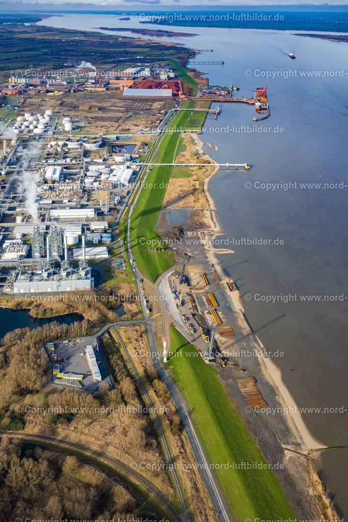 Stade_Bützfleth_LNG_Terminal_Baustelle_ELS_3442040223 | STADE 04.02.2023 Baustellen zum Ausbau der Wasserbrücke mit Leitungssystemen des LNG Erdgas und Flüssiggas- Terminal und Entladekai und AOS Raffinerie- Werksgelände an der Straße Am Seehafen im Ortsteil Bützfleth in Stade im Bundesland Niedersachsen, Deutschland. Weiterführende Informationen bei: AOS Aluminium Oxid Stade GmbH,  Dow Deutschland Anlagengesellschaft mbH,  Hafenbetriebs GmbH & Co. KG,  Hanseatic Energy Hub GmbH. // Construction site of Water bridge with line systems of the LNG natural gas and liquid gas terminal and unloading quay and AOS Raffinerie- Werksgelaende on street Am Seehafen in the district Buetzfleth in Stade in the state Lower Saxony, Germany. Further information at: AOS Aluminium Oxid Stade GmbH,  Dow Deutschland Anlagengesellschaft mbH,  Hafenbetriebs GmbH & Co. KG,  Hanseatic Energy Hub GmbH. Foto: Martin Elsen