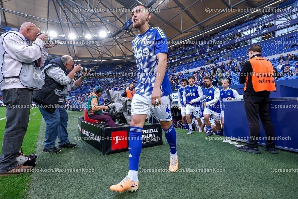 S0426092501047 | 25.09.2025, Fußball, FC Schalke 04 - SpVgg Greuther Fürth, 7.Spieltag, 2. Fußball Bundesliga, Veltins-Arena Gelsenkirchen, Saison 2025 2026: Hasan Kurucay&nbsp;(Schalke04 #04) DFB regulations prohibit any use of photographs as image sequences and or quasi-video.