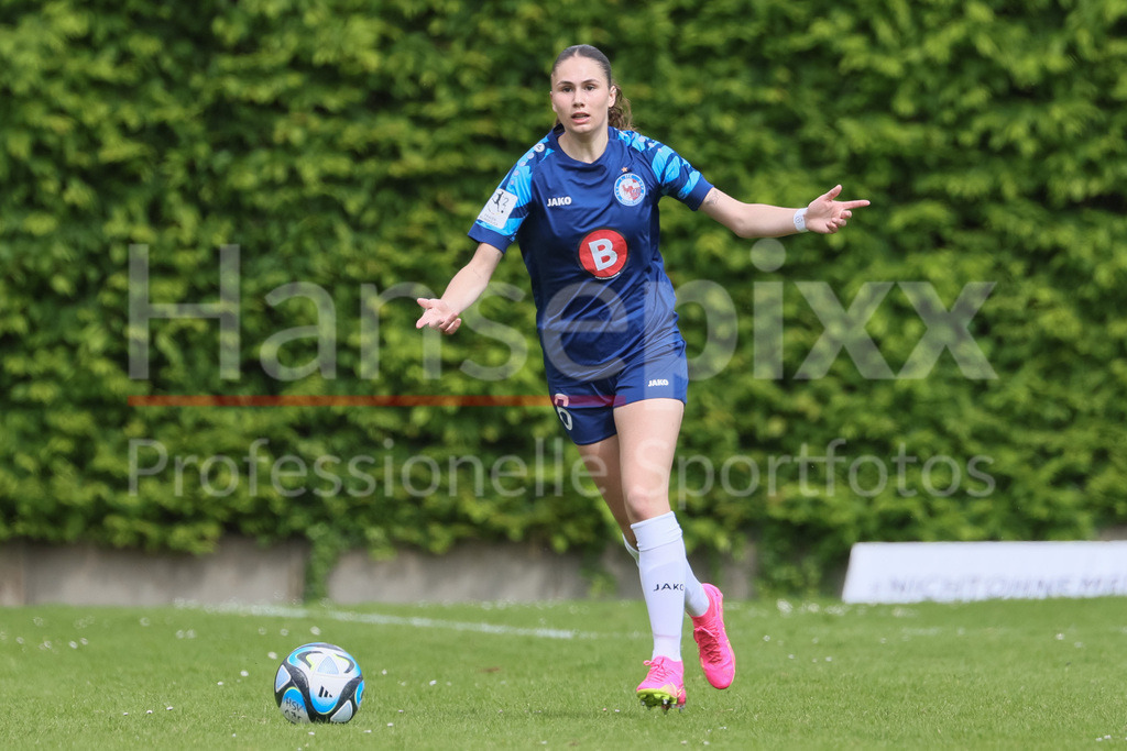Fussball, 2. Frauen-Bundesliga, Hamburger SV - 1. FFC Turbine Potsdam | v.li.: Mia Schmid (1. FFC Turbine Potsdam, 6) am Ball, Freisteller, Einzelbild, Ganzkörper, Aktion, Action, Spielszene, gibt Anweisungen, gestikuliert, mit den Armen gestikulieren, DIE DFB-RICHTLINIEN UNTERSAGEN JEGLICHE NUTZUNG VON FOTOS ALS SEQUENZBILDER UND/ODER VIDEOÄHNLICHE FOTOSTRECKEN. DFB REGULATIONS PROHIBIT ANY USE OF PHOTOGRAPHS AS IMAGE SEQUENCES AND/OR QUASI-VIDEO.