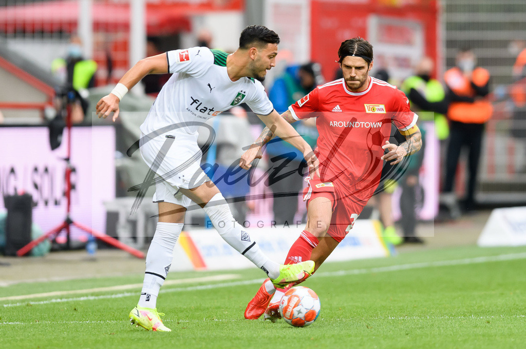 FCUBMG20210829_017 | Fussball, Herren: Ramy Bensebaini (Borussia Moenchengladbach) und Christopher Trimmel (1.FC Union Berlin) im Zweikampf beim Spiel der 1. Bundesliga zwischen 1. FC Union Berlin und Borussia Moenchengladbach im Stadion An der Alten Foersterei am 29.08.2021 in Berlin, Deutschland. - Realisiert mit Pictrs.com