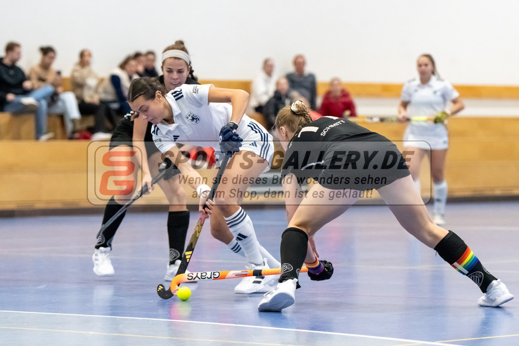 HK_20241201_109494 | 1. Bundesliga Halle Damen Düsseldorfer HC - Schwarz Weiss Köln am 1.12.2024 DHC, Düsseldorf , Selin Oruz ( Düsseldorfer HC #14 ) , Luisa Schmitt ( Schwarz Weiss Köln #11 )