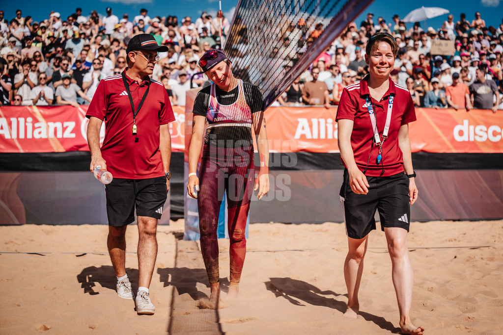 Beachvolleyball | Frauen | Allianz German Beach Tour 2025 | Tourstop München | 12.07.2025 | Vom Spiel geschaffte Melanie Gernert in der Mitte der Schiedsrichter nach dem Spiel