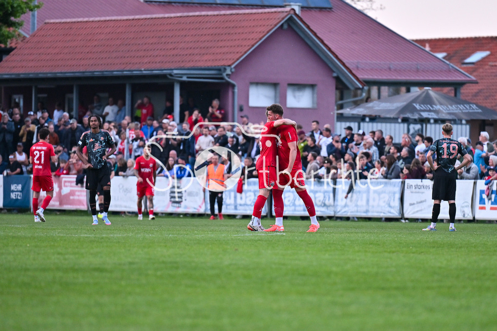 TSV Aubstadt - FC Bayern Amateure | Jubel in Aubstadt - haengende Koepfe bei den Bayern / Symbolbild / Regionalliga Bayern: TSV Aubstadt - FC Bayern Muenchen II, NGN-Arena am 23.04.2025