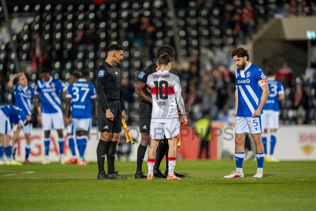 VfB Stuttgart II vs. FC Energie Cottbus, Fussball, 3.Liga, 27. Spieltag, Saison 2025/2026, 03.03.2026 | Nicolas Sessa (VfB Stuttgart II, #10) und Dominik Pelivan (FC Energie Cottbus, #05),VfB Stuttgart II vs. FC Energie Cottbus, Fussball, 3.Liga, 27. Spieltag, Saison 2025/2026, 03.03.2026Foto: photosbyphips/Philip Ziegler
