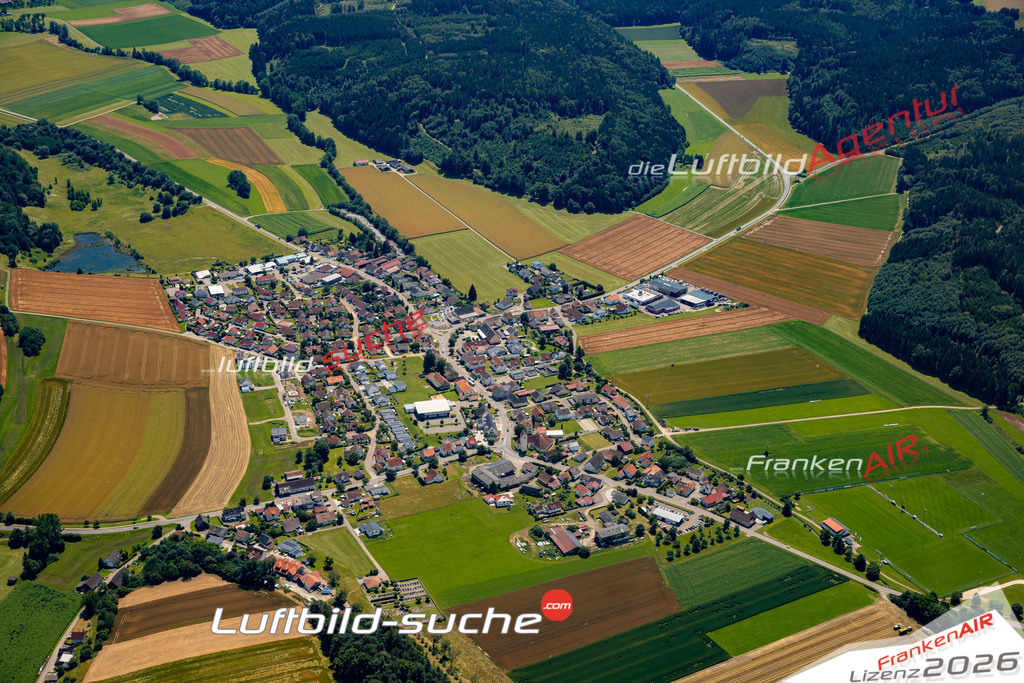Das Luftbild zeigt : Denkingen Pfullendorf - Die Luftaufnahme wurde 2024 vom UL-Flugzeug aus erstellt ( keine Drohne ) - Hochauflösende Luftaufnahme - Für grossformatige Ausdrucke geeignet. Die Geschenkidee !Mit Lizenz und Bildrechte bestellbar