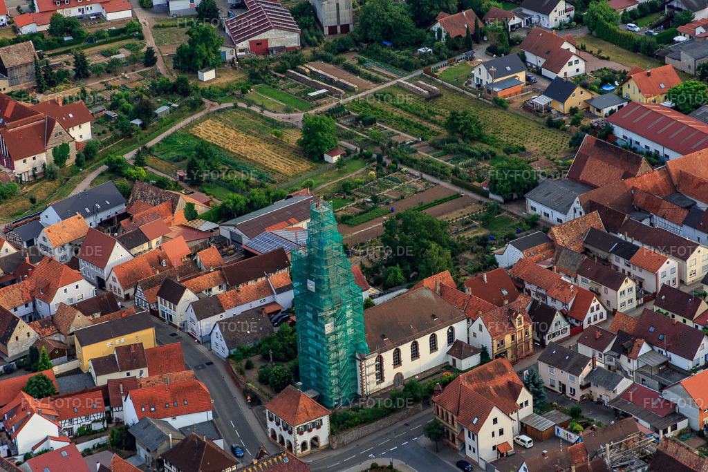 Luftbild: katholische Kirche eingerüstet von Leidner GmbH Gerüstbau, Landau in Ottersheim bei Landau im Bundesland Rheinland-Pfalz in Deutschland. Foto: IMG_083695.jpg vom 24.07.2015 durch Werner Riehm/FLY-FOTO.de