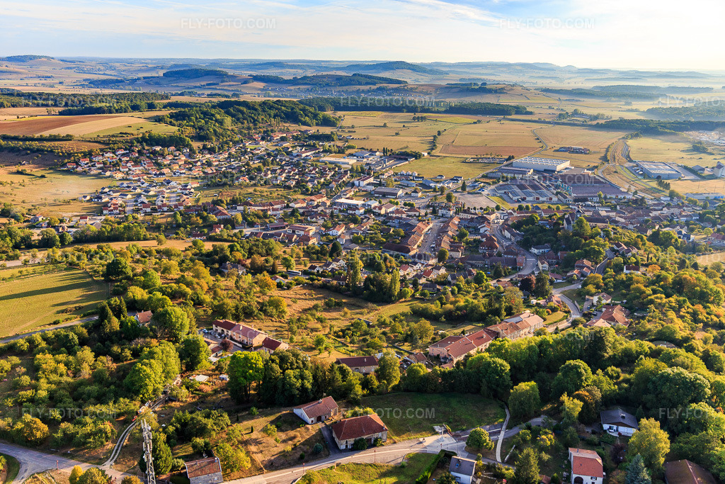 Aerial view: View of the town from the west in Châtenois in the state Vosges, France. – Photo: IMG_118421.jpg taken on 09/16/2019 by Werner Riehm/FLY-FOTO.com – Resolution of the original: 5472 x 3648 px