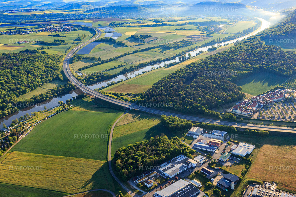 Luftbild: Verlauf der Autobahn A3 über den Main im Ortsteil Bettingen in Wertheim im Bundesland Baden-Württemberg in Deutschland. Foto: IMG_146630.jpg vom 11.05.2025 durch Werner Riehm/FLY-FOTO.de