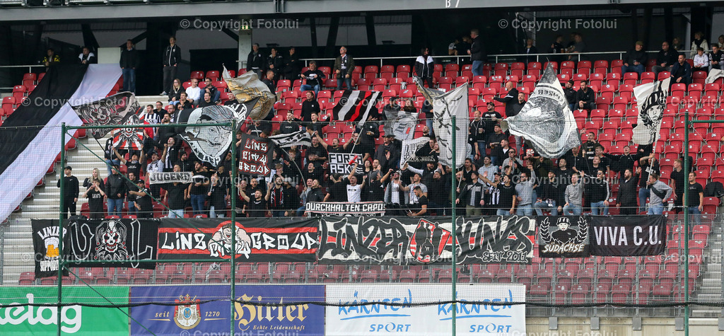 A_LUI_151022_14 | SPORT,FUSSBALL,TIPICO BUNDESLIGA AUSTRIA KLAGENFURT-LASK 15.10.20022 IM BILD :DIE FANS VON LASK  FOTO:FOTOLUI/MARIOWIMMER