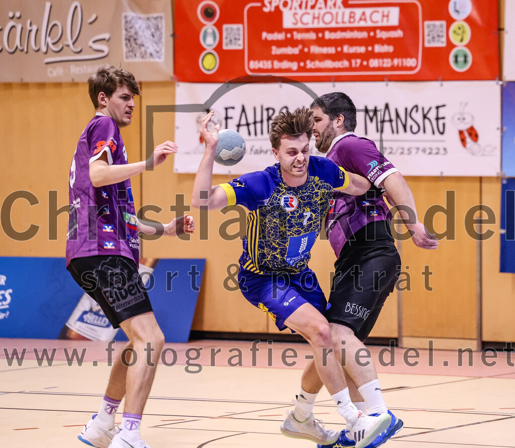 2024-12-14_064_SpVgg_Altenerding_gegen_MTV_Pfaffenhofen | Erding, Deutschland, 14.12.2024:Handball, Bezirksoberliga Männer 2024 / 2025, 10. Spieltag, SpVgg Altenerding gegen MTV Pfaffenhofen, Endergebnis: 32:30Ferdinand Ewald (SpVgg Altenerding, #45), Lukas Loibl (MTV Pfaffenhofen, #7), Christian Loris (SpVgg Altenerding, #11)Foto: Christian Riedel / fotografie-riedel.net