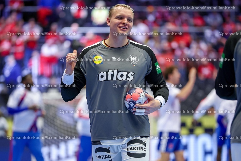 EHF28012602131 | 28.01.2026, Handball, Men's EHF EURO 2026, Deutschland - Frankreich, Jyske Bank Boxen in Herning, Dänemark, Main Round:  Justus Fischer (Germany #54) lachend Freude